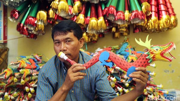 Melihat Pembuatan Terompet Tahun Baru