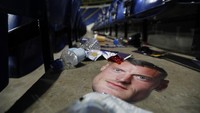 Topeng-topeng Jamie Vardy yang terbuang di bawah kursi Stadion King Power usai pertandingan (Foto: Reuters-Getty Images)