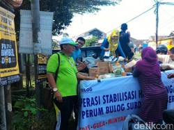 Stabilkan Harga, Bulog Jember Operasi Sembako Keliling Perumahan