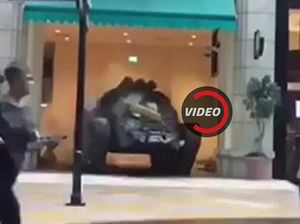 Ngeri, Tank Berkeliling Dalam Mal di Dubai