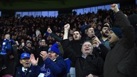 Kegembiraan fans Everton usai kemenangan 2-0 timnya di kandang Leicester. (Foto: Reuters-Getty Images)