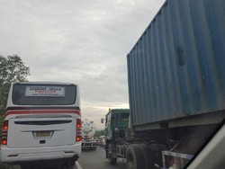 Bus dan Truk Tetap Lewat Cisomang, Tol Purbaleunyi Arah Bandung Macet Total