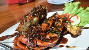 Ketagihan Makan Kepiting Berlumur Saus Lada Hitam