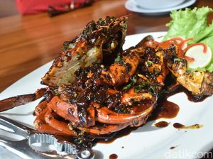 Ketagihan Makan Kepiting Berlumur Saus Lada Hitam