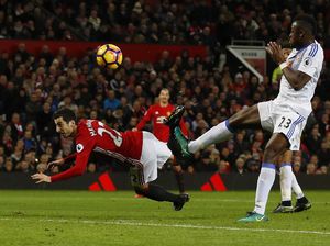 Mkhitaryan vs Giroud, Tendangan Kalajengking Siapa Lebih Baik?