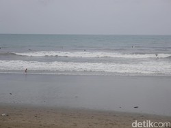Long Weekend di Bali, Coba Surfing Seru di Pantai Berawa