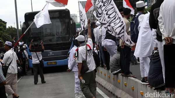 Massa Tumpah ke Jalan Gajah Mada, Lalin Macet