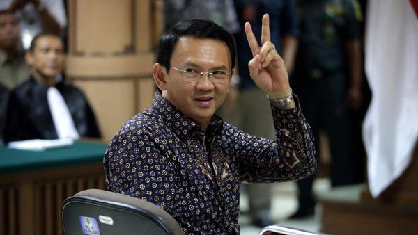 Ahok, Batik Truntum Mangkoro dan Pose 2 Jari di Ruang Sidang