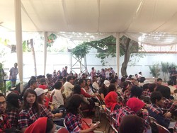 Sidang Ahok Dilanjutkan, Pendukung di Rumah Lembang Terdiam Sesaat