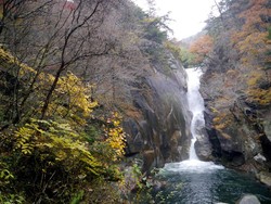 Air Terjun Cantik di Balik Lembah Paling Indah Jepang