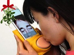 Pasangan LDR Kini Bisa Ciuman Lewat Ponsel