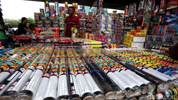 Pedagang Kembang Api Mulai Menjamur