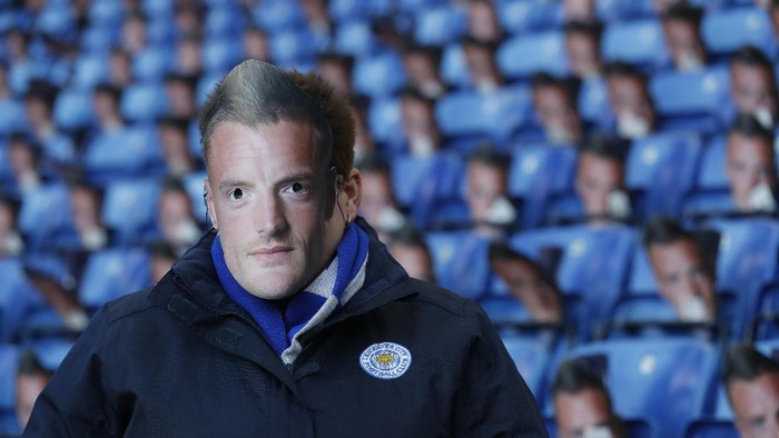 Topeng-Topeng Vardy di Tribun Stadion King Power