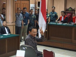 Gaya Ahok Pose 2 Jari Sebelum Jalani Sidang Putusan Sela