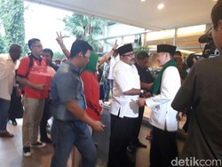 Jelang Debat Cagub -Cawagub Banten, Pendukung Mulai Berdatangan ke Lokasi