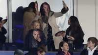 Rebekah Vardy, istri Vardy memakai topeng suami sebagai tanda protes atas skorsing tiga partai yang dijatuhkan kepada striker Leicester itu. (Foto: Reuters-Getty Images)