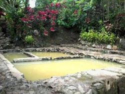 Long Weekend, Rileks Dulu Berendam Air Panas di Kaki Gunung Salak