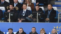 Jamie Vardy yang menonton pertandingan Leicester City kontra Everton dari bangku VIP bersama pemilik klub asal Thailand. Vardy menjalani masa skorsing. (Foto: Reuters-Getty Images)