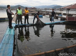 Antisipasi Teroris, Polisi Bersenjata Sisir Keramba di Waduk Jangari Cianjur
