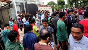 Sejumlah Warga Masih Memadati Lokasi Pembunuhan di Pulomas