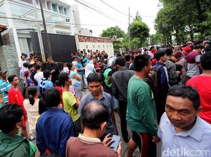 Sejumlah Warga Masih Memadati Lokasi Pembunuhan di Pulomas