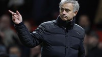 Pintu keluarnya ada di sana. Mungkin itu yang Jose Mourinho ingin katakan. (Foto: Reuters-Getty Images)