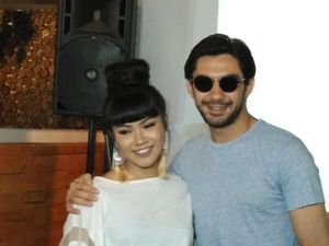 Yura Yunita Menangis Curhat ke Reza Rahadian