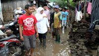 Mensos Kunjungi Korban Banjir Bandang di Bima