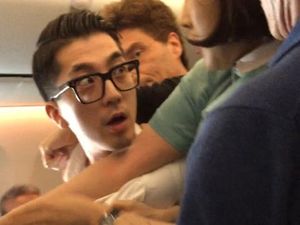 Ini Video Pria Mengamuk di Pesawat yang Diikat Penyanyi Richard Marx