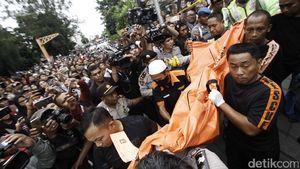 Polisi Evakuasi Jenazah Korban Perampokan di Pulomas