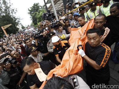 Polisi Evakuasi Jenazah Korban Perampokan di Pulomas