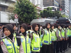 Barikade Polwan Berjilbab Ikut Amankan Suasana Luar Arena Sidang Ahok