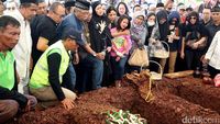Begini Suasana Pemakaman Korban Pembunuhan Pulomas