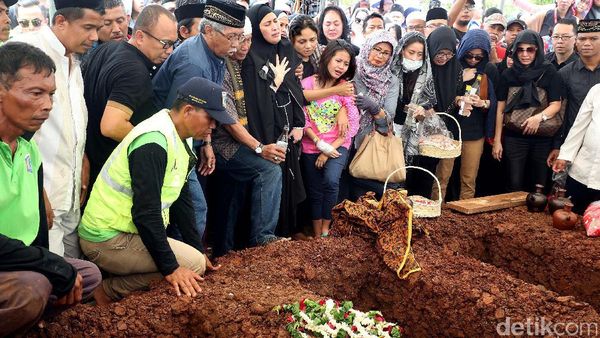 Begini Suasana Pemakaman Korban Pembunuhan Pulomas