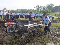 TNI AU Berikan Traktor untuk Kelompok Tani di Pekanbaru
