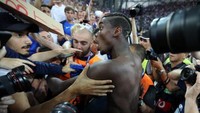 Paul Pogba merayakan keberhasilan Prancis lolos ke final Piala Eropa bersama suporternya. Les Bleus mengalahkan kandidat kuat lainnya, Jerman (Foto: AFP PHOTO / Valery HACHE).