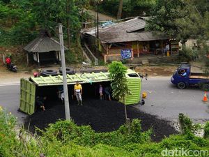 Ada Truk Terguling, Lalin Purwakarta ke Padalarang Macet 10 Km