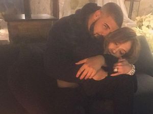 J.Lo Kencani Drake, Ini Alasan Wanita 40-an Menarik Bagi Pria Muda