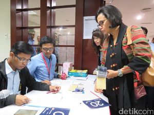 Begini Gaya Sri Mulyani Interogasi Petugas Pelayanan Tax Amnesty Begini Gaya Sri Mulyani Interogasi Petugas Pelayanan Tax Amnesty