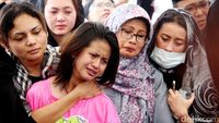 Tangis Histeris Anet Iringi Pemakaman Sang Ayah dan 2 Saudarinya