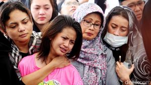 Tangis Histeris Anet Iringi Pemakaman Sang Ayah dan 2 Saudarinya