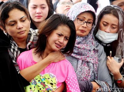 Tangis Histeris Anet Iringi Pemakaman Sang Ayah dan 2 Saudarinya