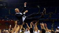 Zinedine Zidane dilempar ke udara oleh pemain-pemain Real Madrid. Menjalani musim pertama sebagai pelatih El Real, Zizou langsung memberikan trofi Liga Champions (Foto: AFP PHOTO / PIERRE-PHILIPPE MARCOU).