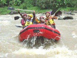 Aman Berarung Jeram di Derasnya Sungai Kaki Gunung Raung