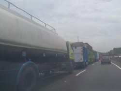 Exit Jatiluhur Tol Cipularang Macet Karena Penumpukan Truk