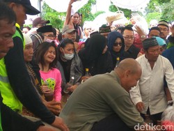 Anet Histeris Saat Jenazah Ayah dan 2 Saudarinya Dimakamkan