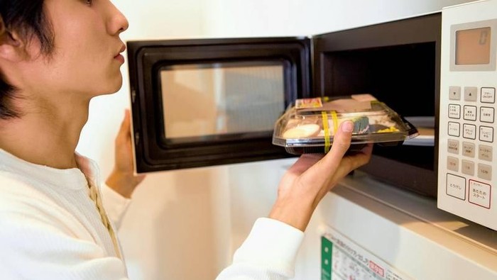 Ilustrasi memanaskan kuliner dengan microwave. Foto: Thinkstock/iStock Ilustrasi memanaskan kuliner dengan microwave. Foto: Thinkstock/iStock