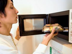Deretan Makanan Terlarang yang Tak Boleh Dimasak Menggunakan Microwave Deretan Makanan Terlarang yang Tak Boleh Dimasak Menggunakan Microwave