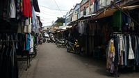 Tahun Baru di Batam, Berburu Barang Eks Luar Negeri