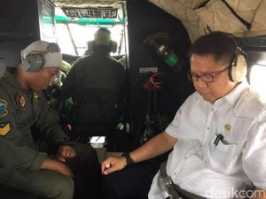 Aksi Menkominfo di Helikopter Pantau Radio Penerbangan